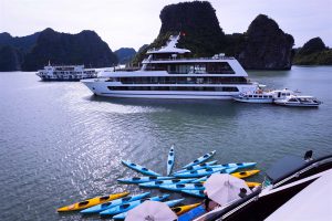 Du Thuyền Le Theatre Lan Hạ: Trải Nghiệm 5 Sao Giữa Miền Di Sản