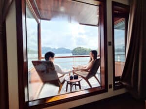 Công Cao Thắng cùng vợ bầu đến vịnh Lan Hạ