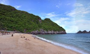 Bãi tắm cát cò ở Cát Bà
