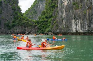 trèo kayak ở vịnh lan hạ