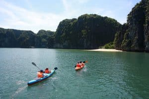 trèo kayak ở vịnh Lan Hạ