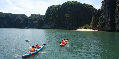 trèo kayak ở vịnh Lan Hạ