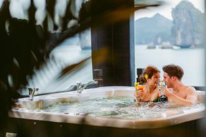 top du thuyền có bể bơi/bể sục ở vịnh lan hạ