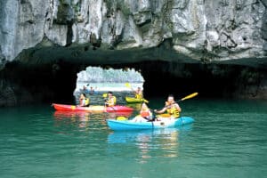 hang sáng tối - điểm tham quan hấp dẫn trên vịnh lan hạ