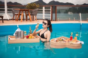 trải nghiệm vịnh Lan Hạ của Á hậu Huyền My