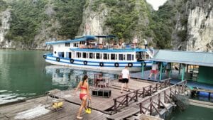 tàu tham quan vịnh lan hạ