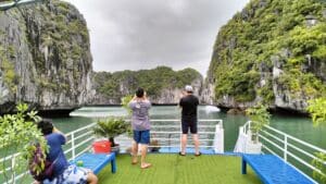 tàu tham quan vịnh lan hạ